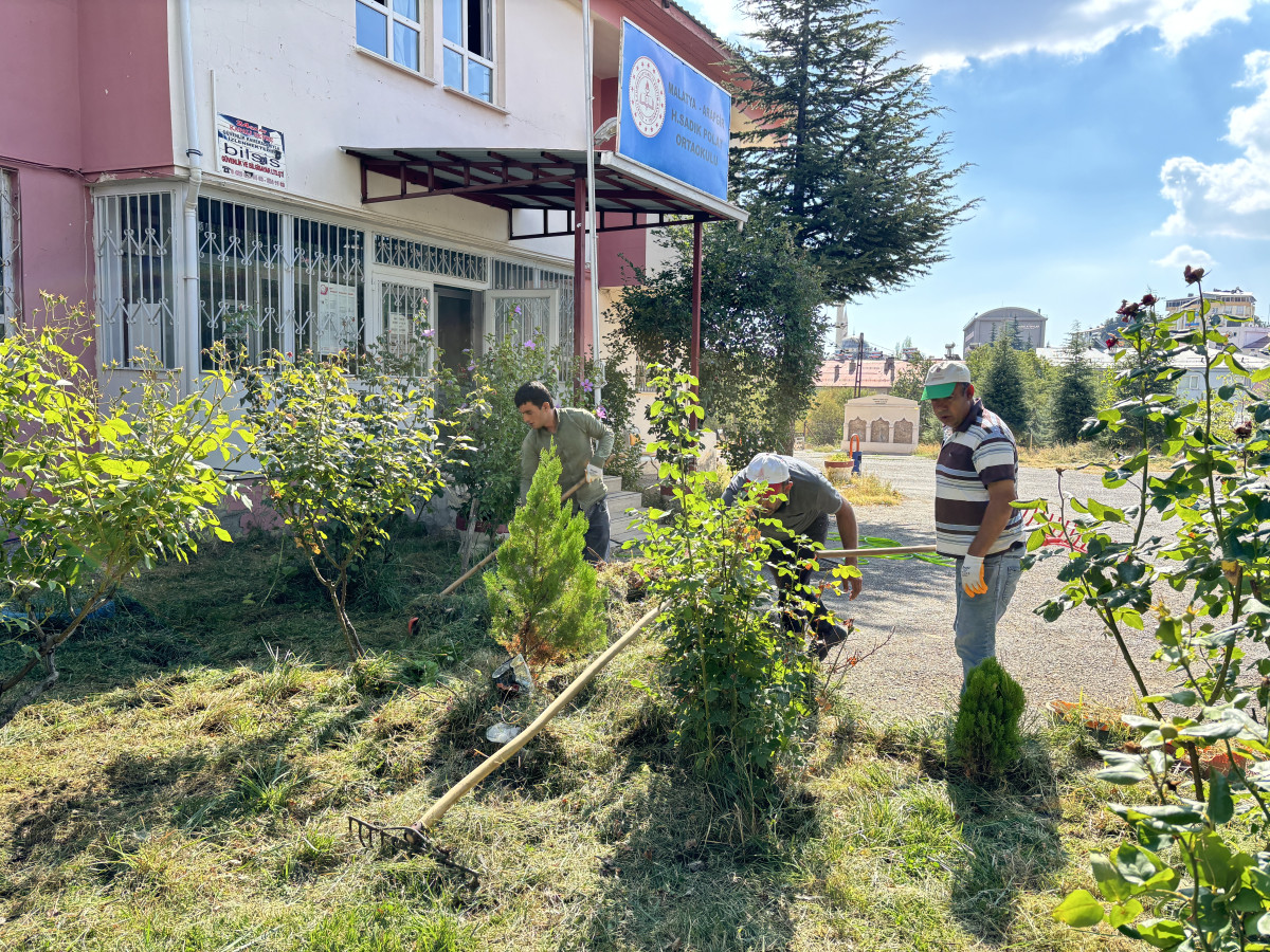 Arapgir Belediyesi Okulları Temizliyor