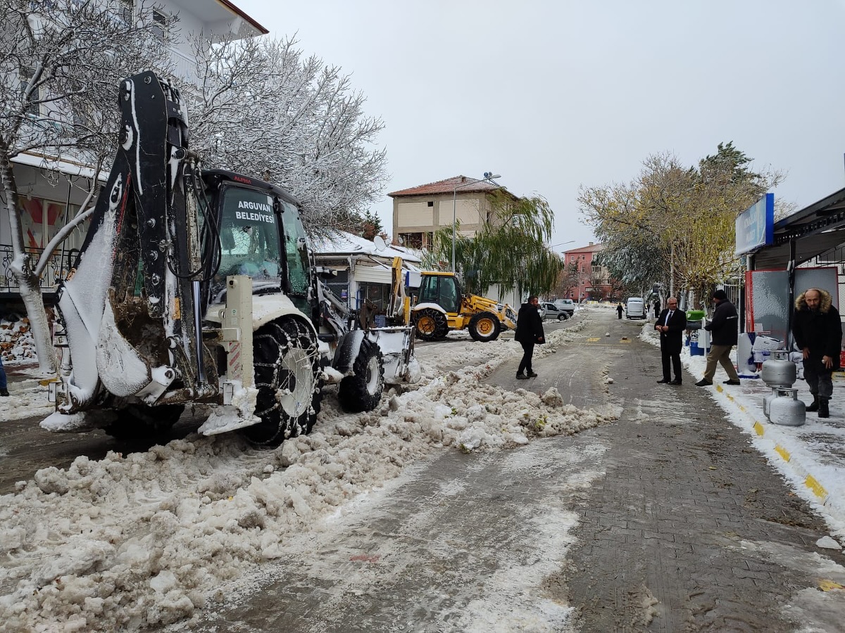 Arguvan'da Kar Temizliği Sürüyor