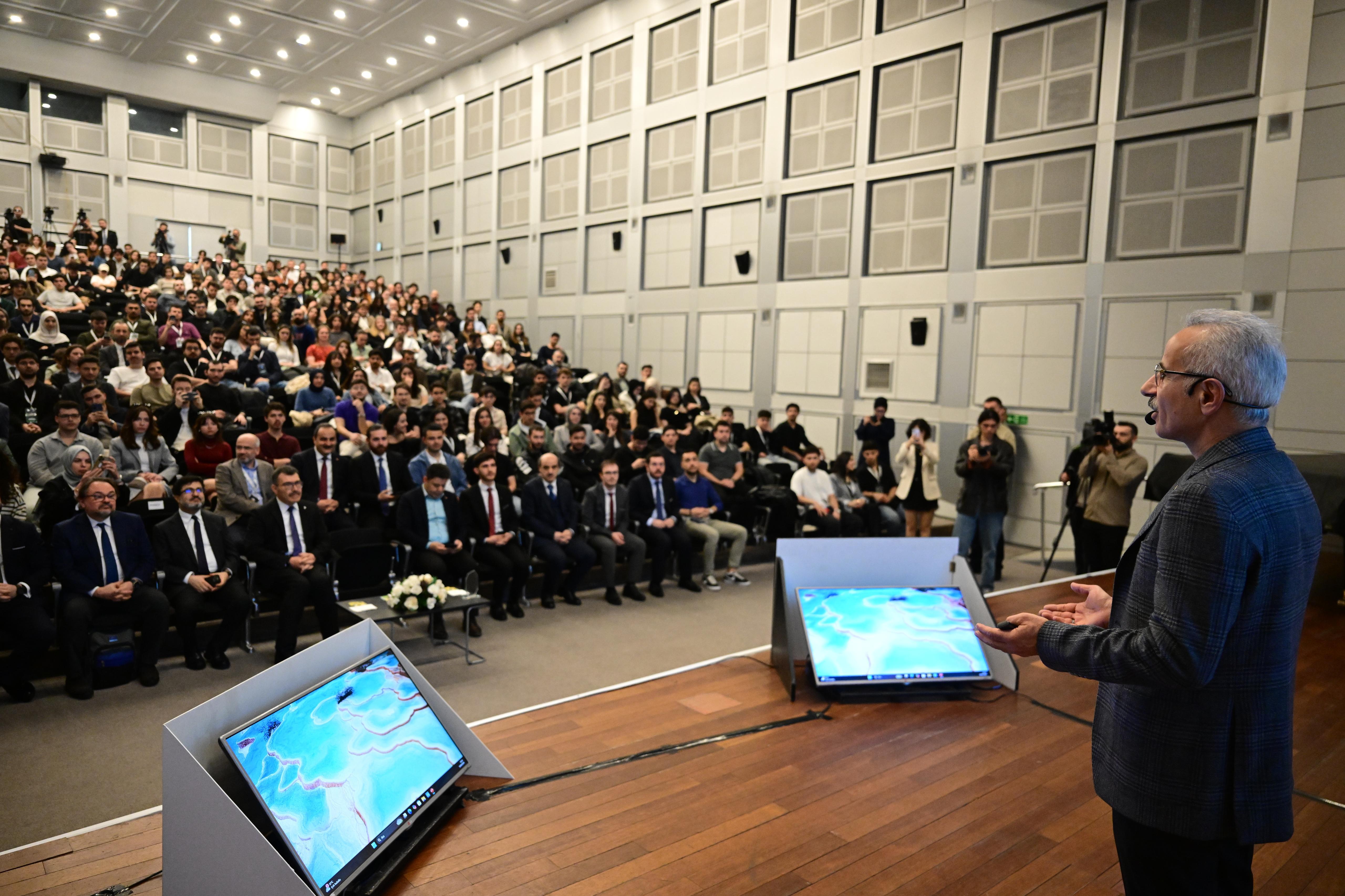 BAKAN URALOĞLU, MÜHENDİS ADAYLARIYLA BİR ARAYA GELDİ