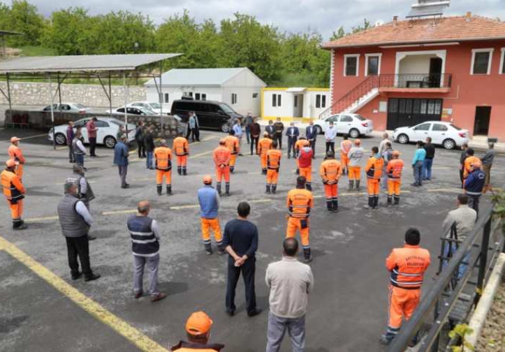 Başkan Güder'den 1 Mayıs'ta çalışan işçilere ziyaret