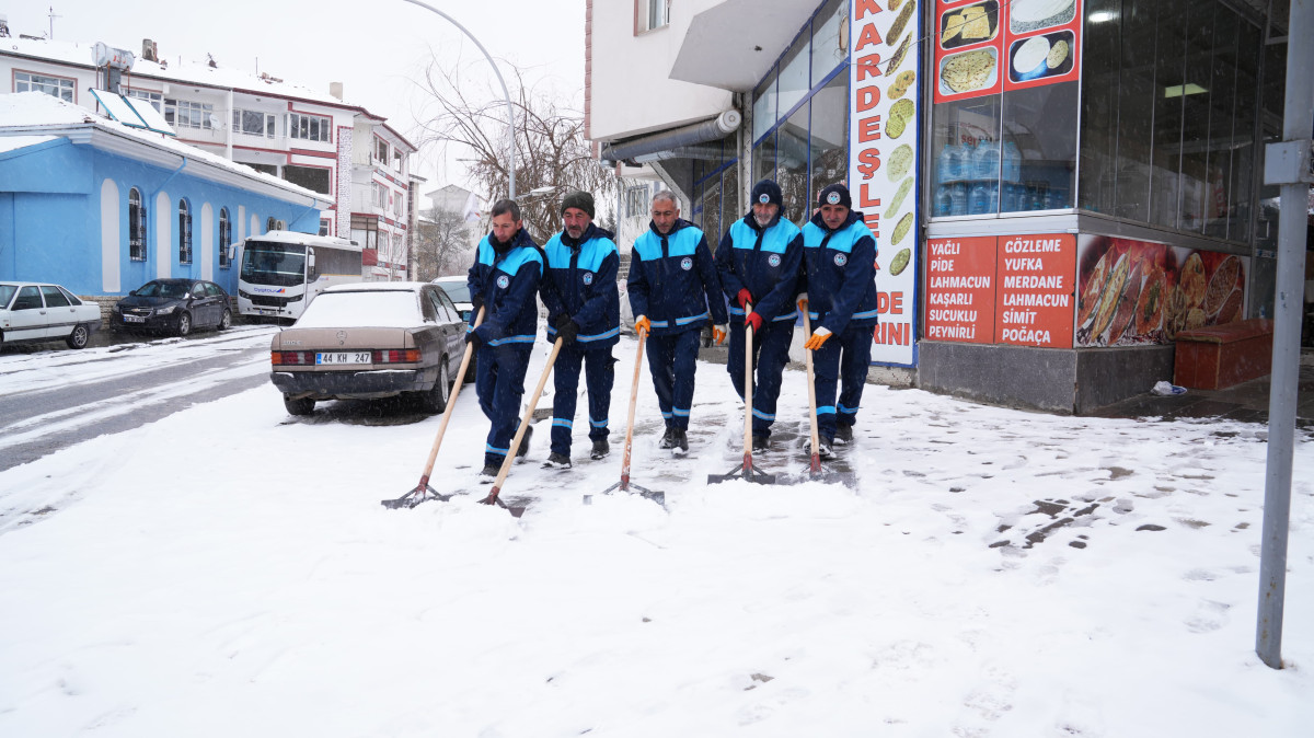 Battalgazi Belediyesi Ekipleri Kar Temizliğini Sürdürüyor