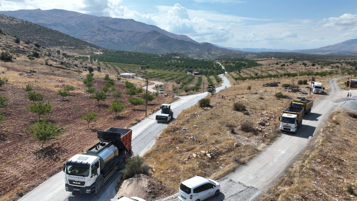 BÜYÜKŞEHİR BELEDİYESİ GÖZENE'NİN YOLLARINI YAPIYOR