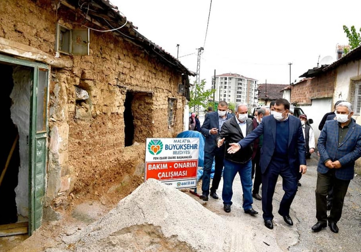 Büyükşehir Belediyesi Kadir'in evini onarıyor