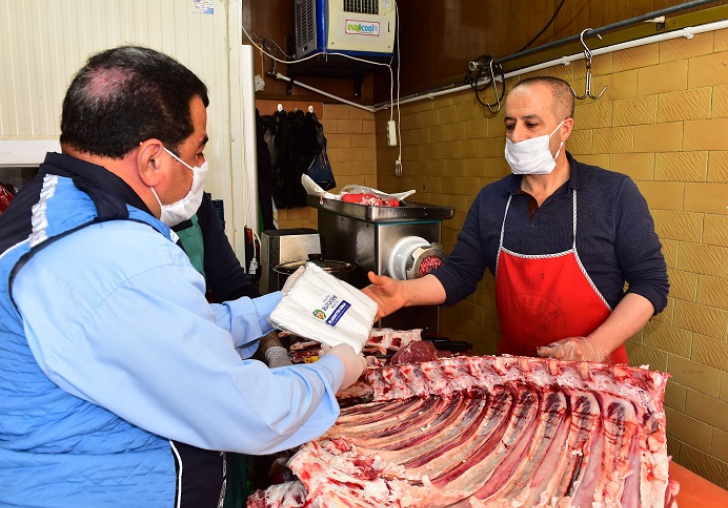 BÜYÜKŞEHİR BELEDİYESİ KASAPLARA MASKE DAĞITTI