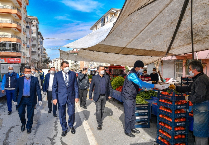 BÜYÜKŞEHİR BELEDİYESİ PAZAR ESNAFINA MASKE DAĞITTI