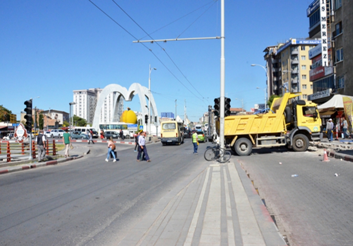 BÜYÜKŞEHİRDEN EMEKSİZ KAVŞAK GİRİŞİNE DÜZENLEME