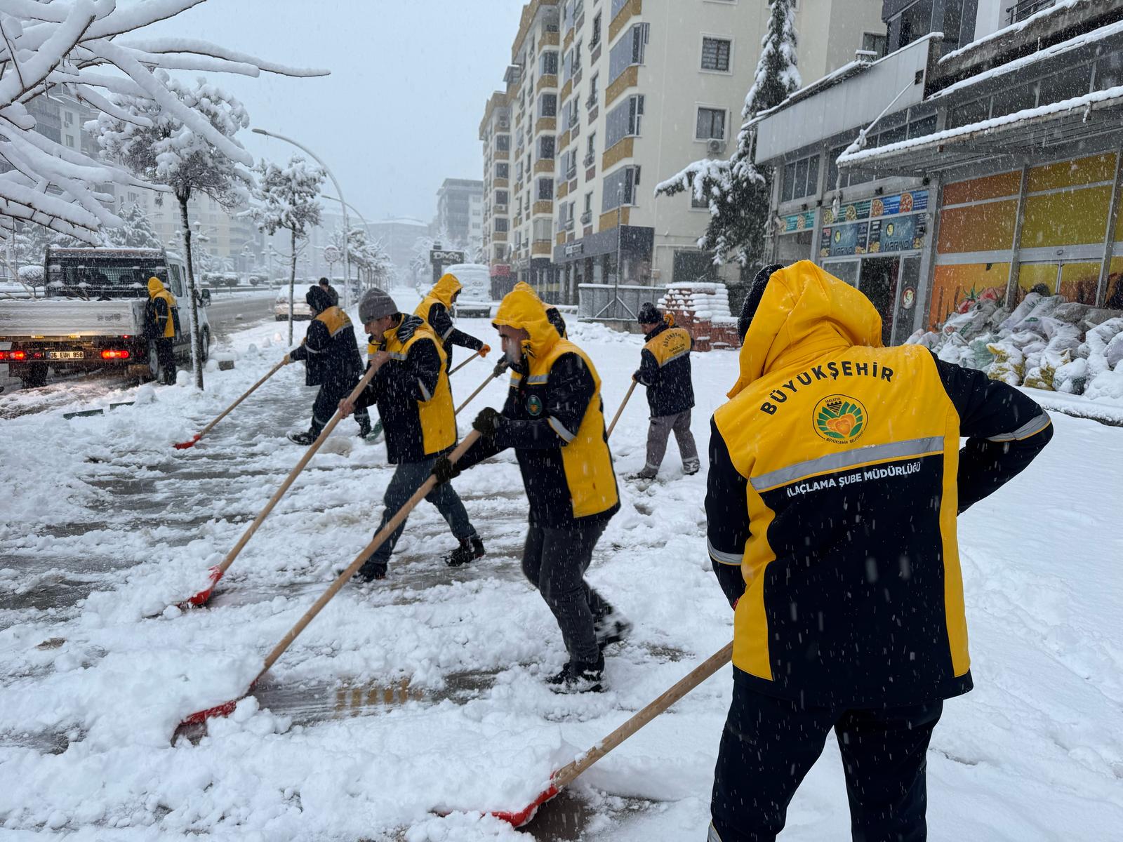 Büyükşehir Ekipleri Kar Temizliğine Başladı