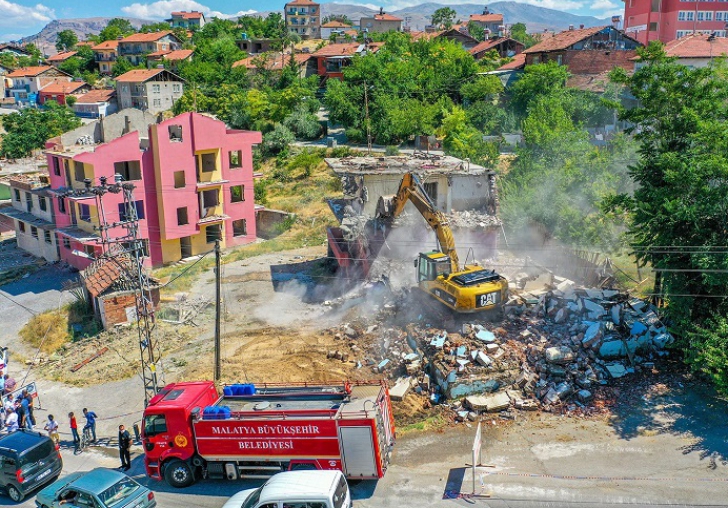 Büyükşehir Kuzey kuşak yolu için yıkıma başladı