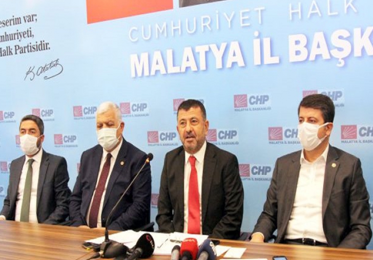 CHP: Malatya milletvekillerinin en büyük yaptıkları icraat afiş asmak