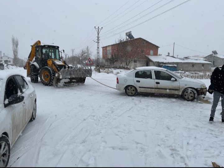 Doğanşehir Belediyesi Kara Saplanan Araçları Kurtarıyor