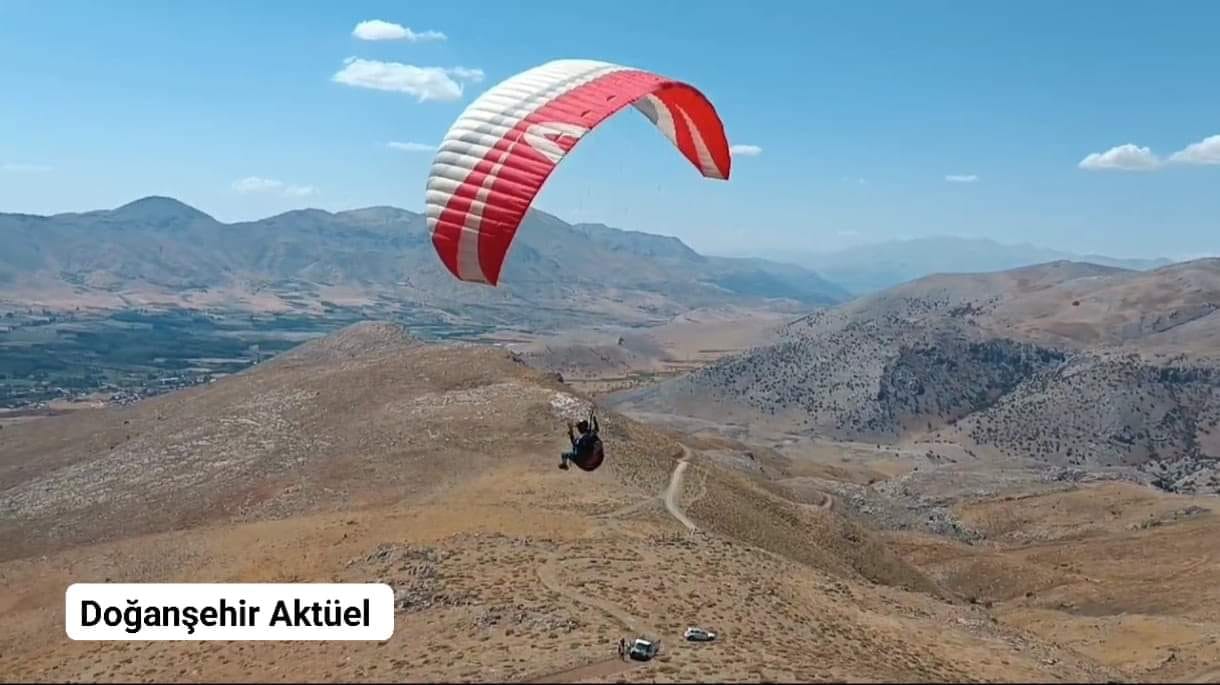 Doğanşehir'de yamaç paraşütü etkinliği yapıldı