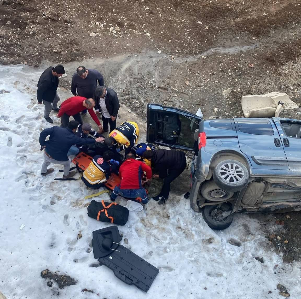 Erkenek'te Araç Şarampole Yuvarlandı