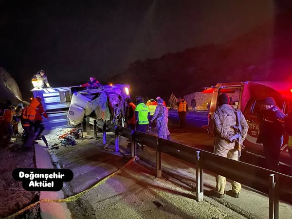 Erkenek Tünel Çıkışında Tır Şarampole devrildi: 2 Kişi Öldü