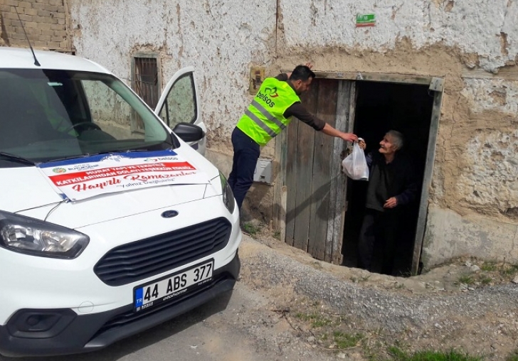 İftar ve Sahurda İhtiyaç sahiplerinin evlerine yemek gönderiliyor