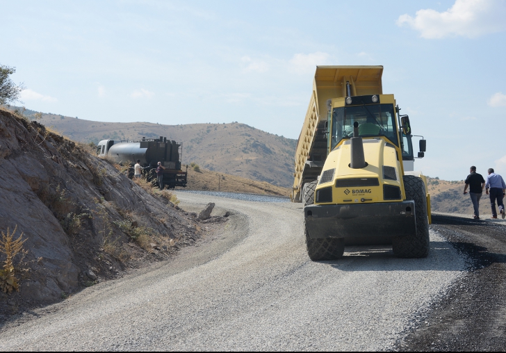 KAMIŞTAŞ MAHALLESİNDE 10 KM YOL ASFALTLANDI