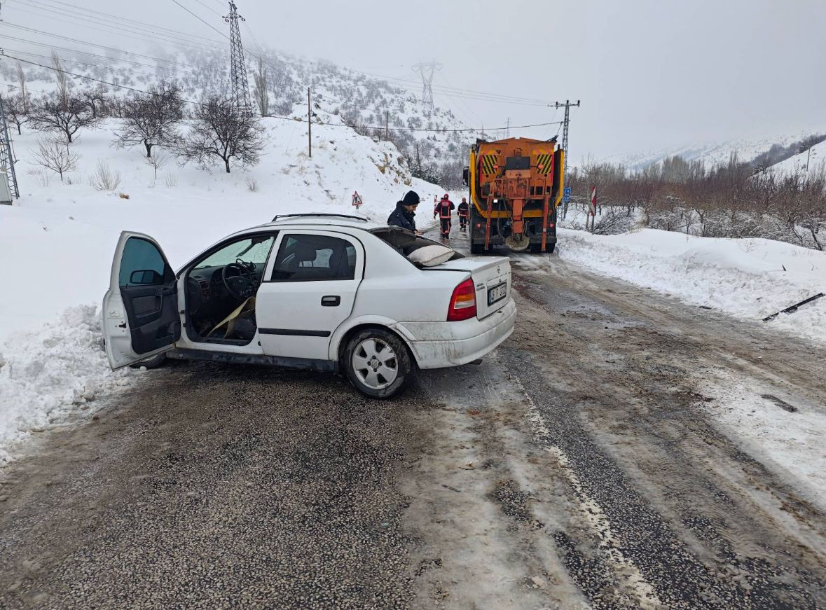 Kar Küreme Aracına Çarpan Otodaki Kadın Öldü