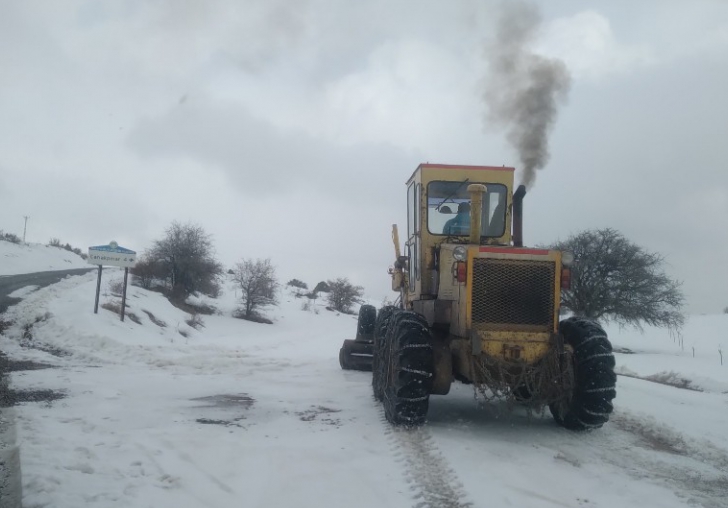 Kar Yağışı Yolları Kapadı