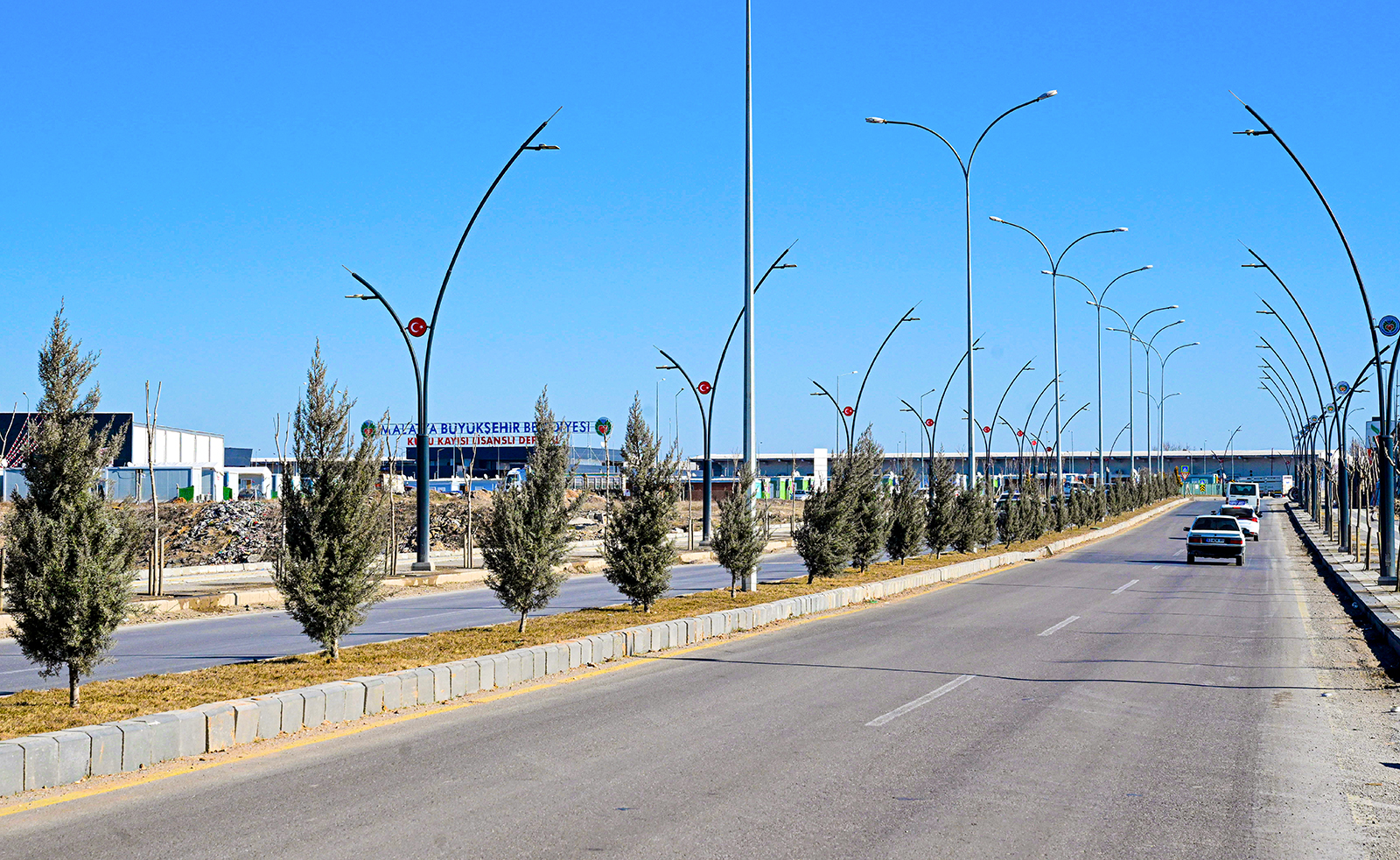 KUZEY KUŞAK YOLU AĞAÇLANDIRILIYOR