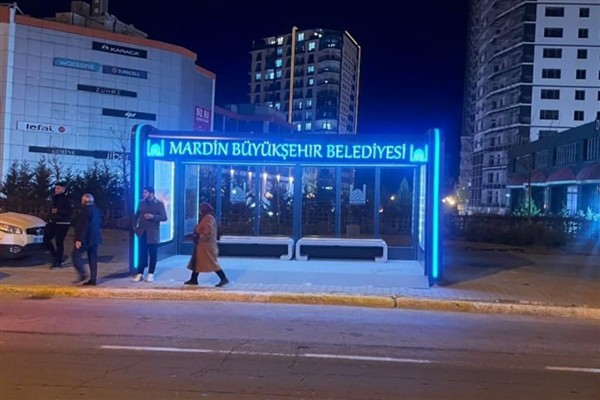 Mardin'de güneş enerjili otobüs durakları hizmete girdi