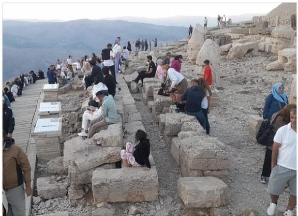 Nemrut Dağına Yerli ve Yabancı Turist Akını