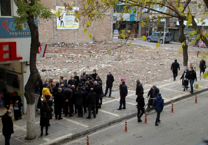 NİHAYET... Demremde yıkılan Saray apartmanı yeniden yapılacak