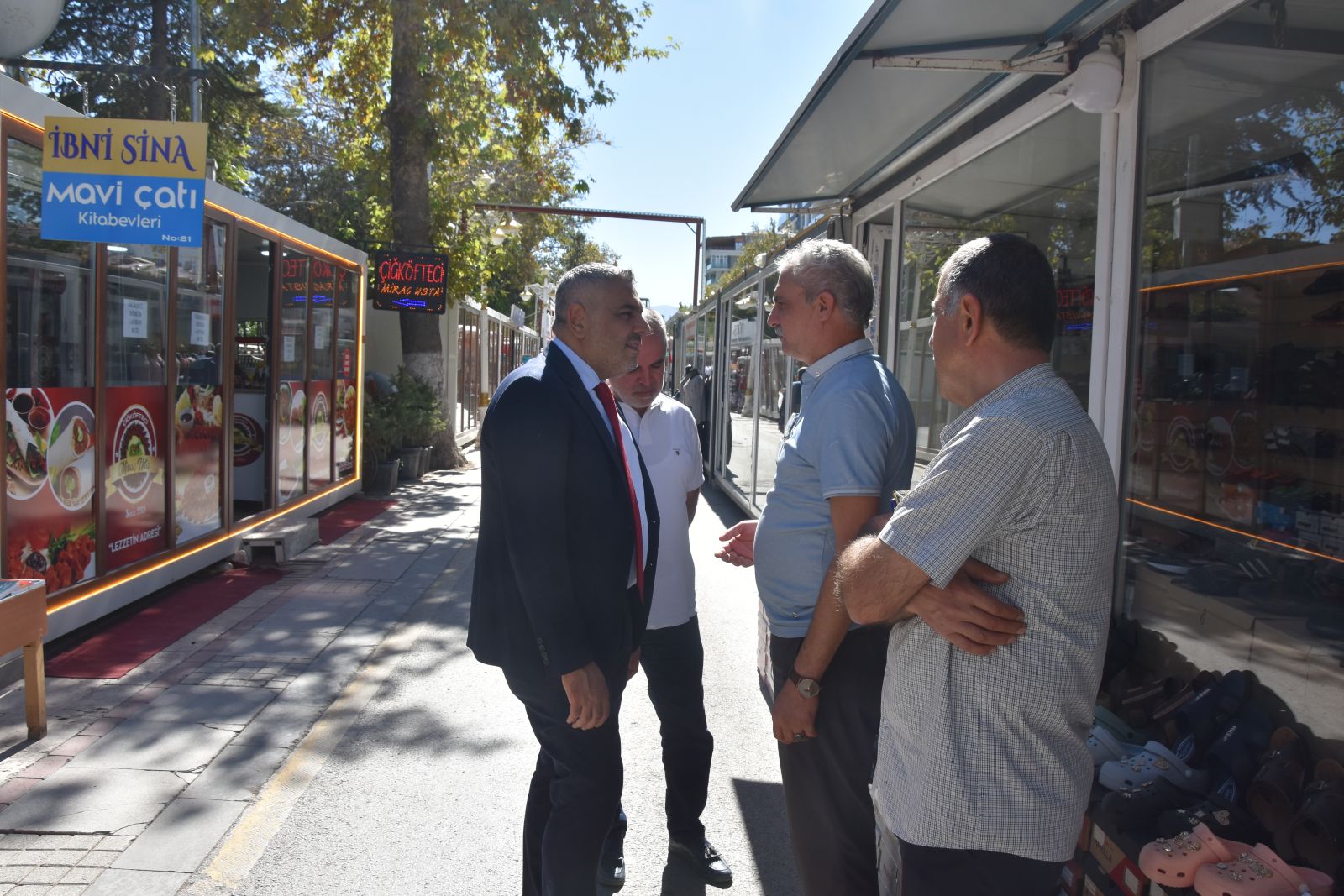 Sadıkoğlu, Çarşı esnafları ile bir araya geldi