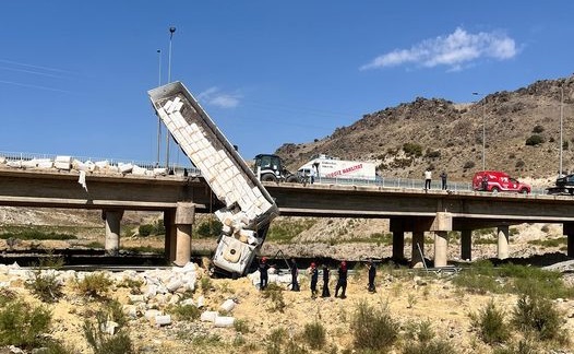 Sarsap Tünelinde TIR Kafa Üstü Çakıldı