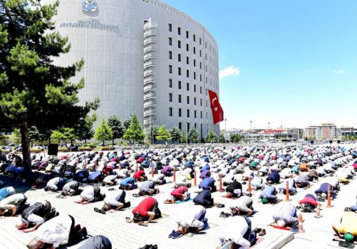 Sümer Camisinde Cuma Namazı kılındı