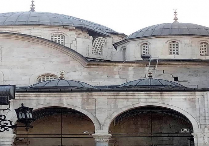 Tarihi Yeni Cami ibadete kapatıldı, Ulu Camide de hasar var