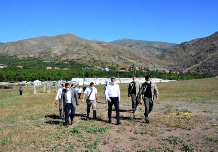 Vali Baruş Deprem Konutları için yer baktı 