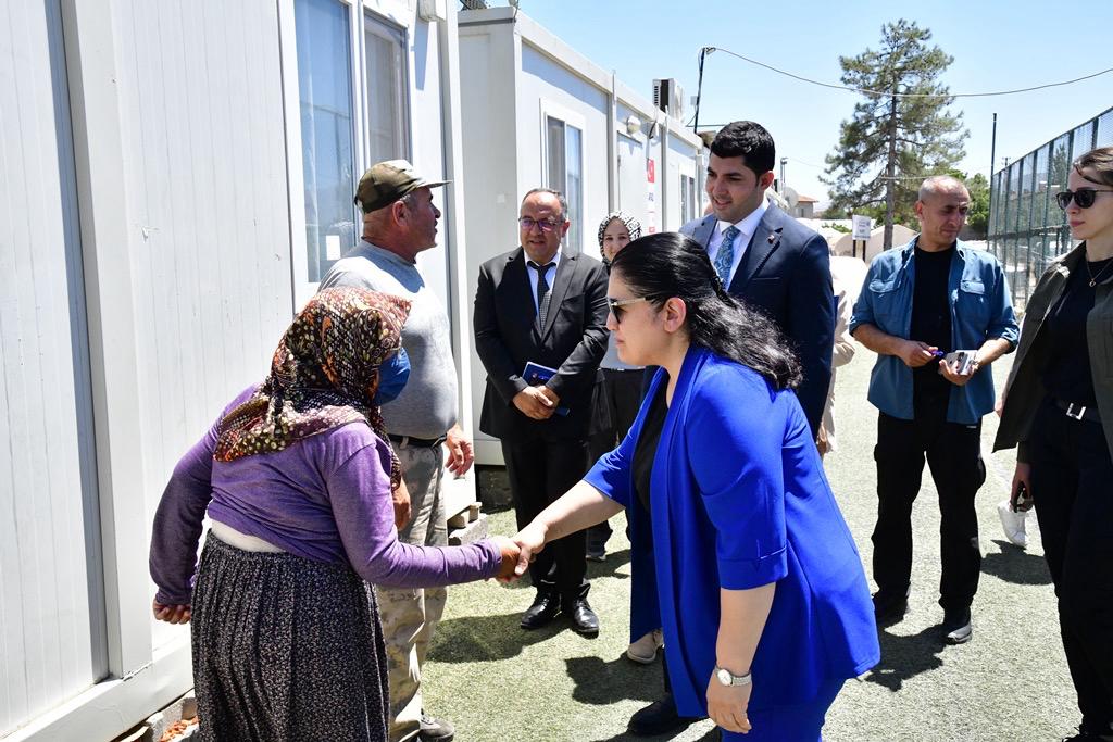 Vali eşi Selda Yavuz Depremzedeleri Ziyaret Etti