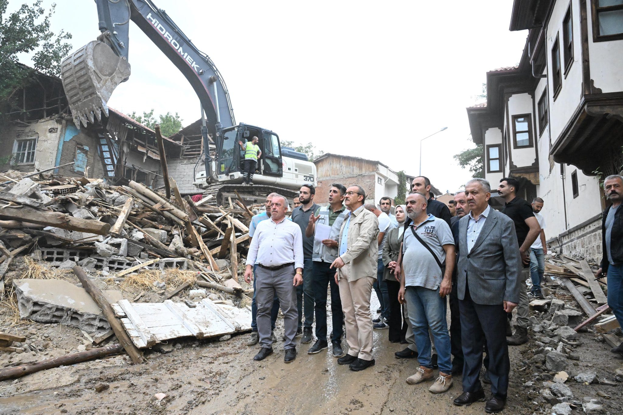 Vali Yıkılan Yeşilyurt Merkezini İnceledi