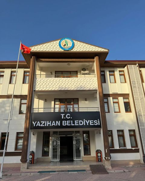 Yazıhan Belediye Binasına T.C. İbaresi Asıldı