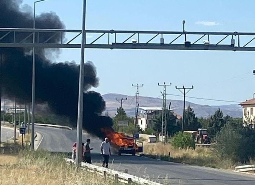 Yazıhan'da bir Araç Yandı