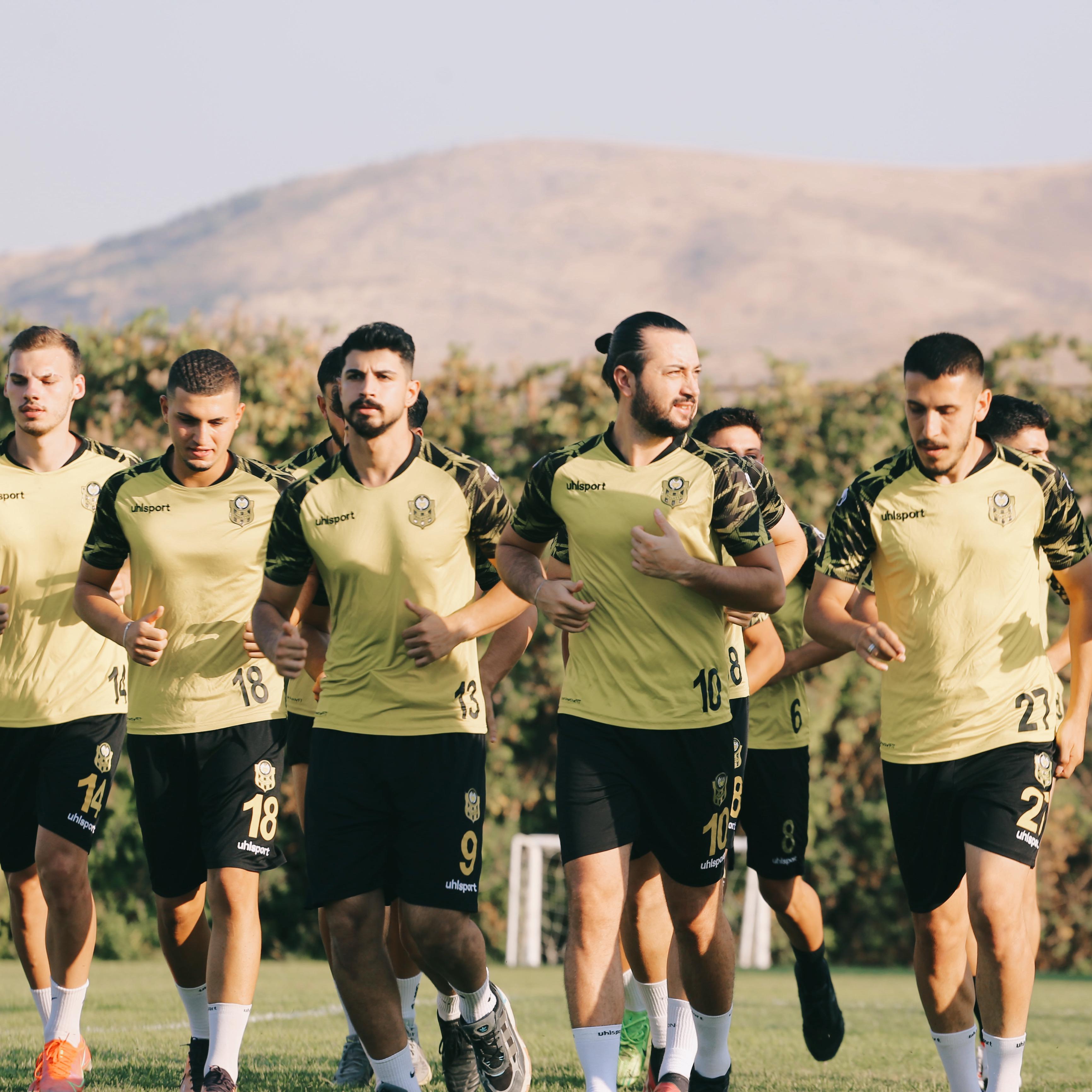 Yeni Malatyaspor Sahaya İndi