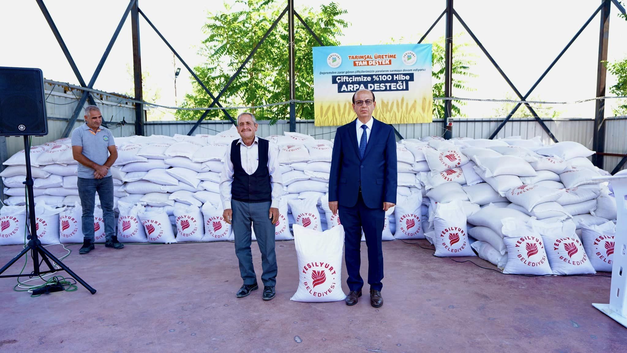 Yeşilyurt Belediyesi Çiftçilere Arpa Dağıttı