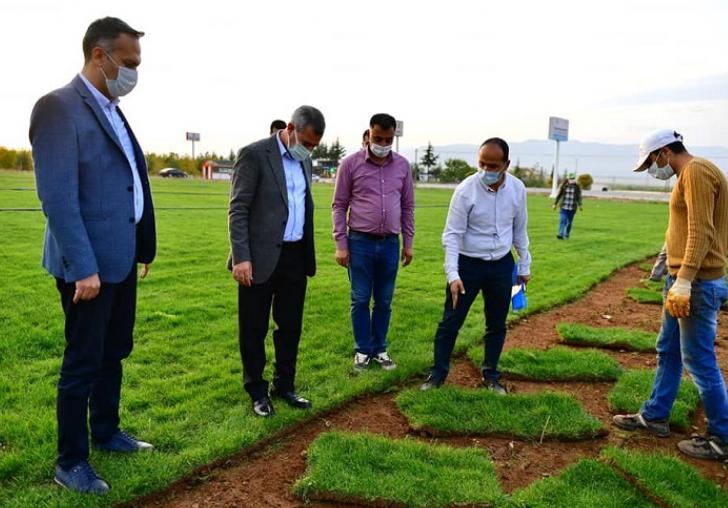 Yeşilyurt Belediyesi Rulo Çim üretip parkları yeşillendiriyor