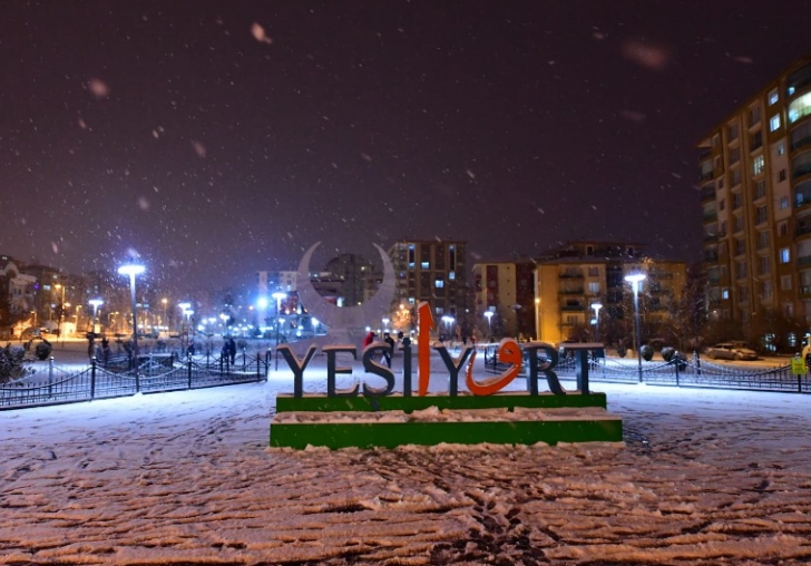 YEŞİLYURTTA BUZLANMAYA KARŞI TUZLAMA YAPILIYOR